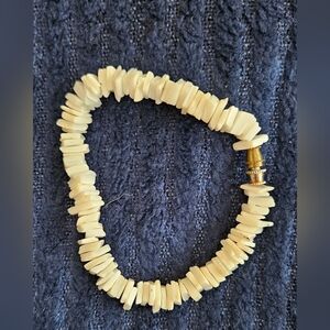 Vintage Puka Shell  Bracelet With Irregular White Shell Chips.  Good Condition.